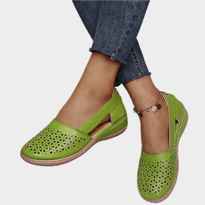 Anatomické kožené baleríny s výřezy a páskem