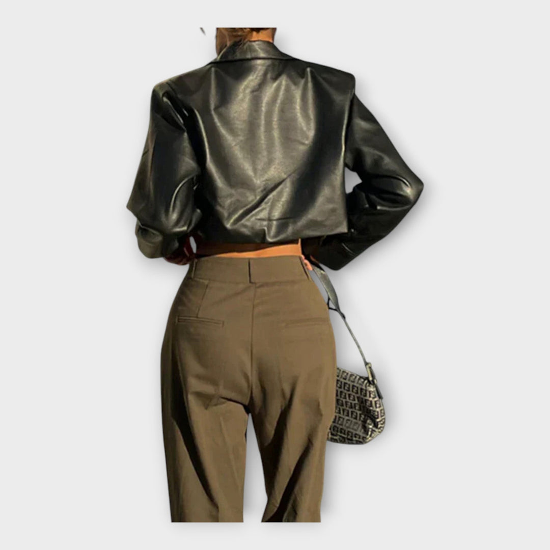 Krátká kožená bunda s kapsami