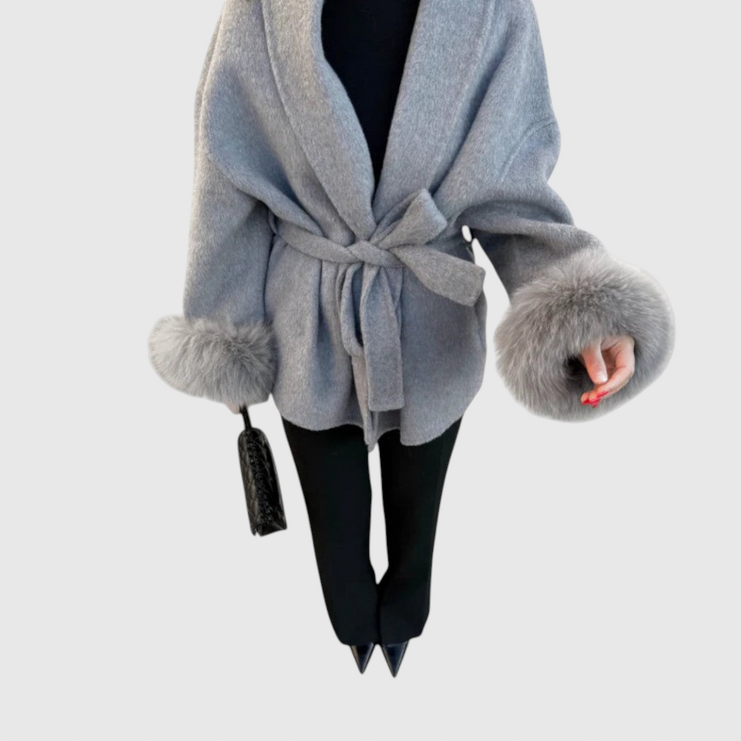 Woolcat – Elegantní kabát s detaily z ekologické kožešiny