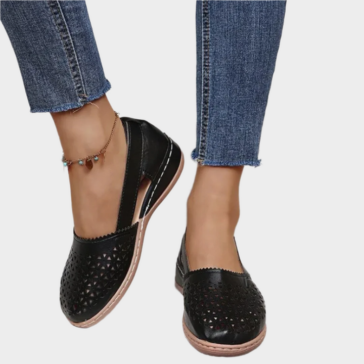 Anatomické kožené baleríny s výřezy a páskem