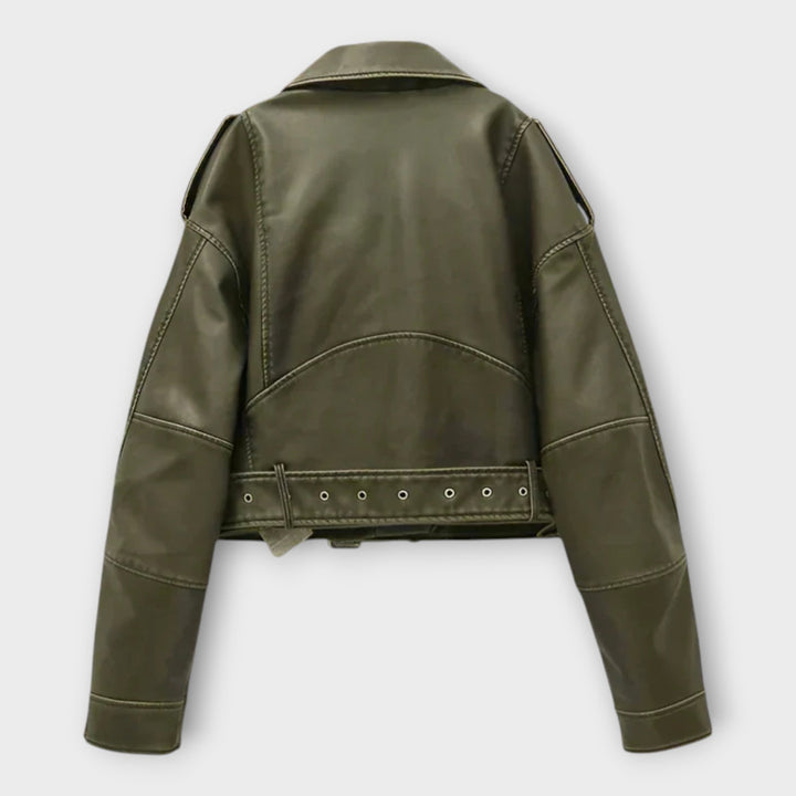 Moderní Krátká Kožená Bunda s Páskem a Vytříbenou Estetikou
